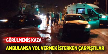 Ambulansa yol vermek isterken çarpıştılar