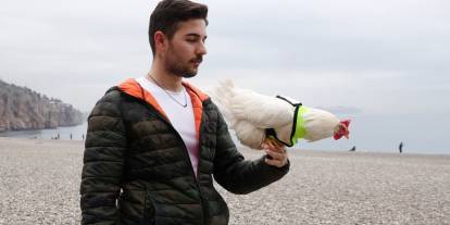 Denize düşen tavuğu kurtarıp sahiplendi