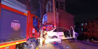 Bursa'da otomobil elektrik direğine çarptı: 1 ölü, 3 yaralı