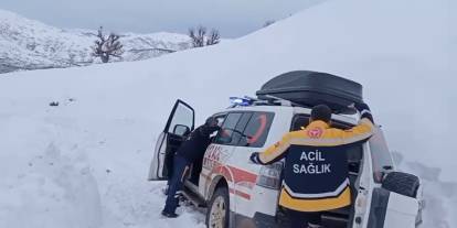 Ambulans kara saplandı, hastayı iş makinesi aldı