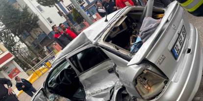 Otomobil, durakta yolcu alan otobüse arkadan çarptı: 1 ölü, 3 yaralı