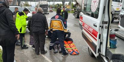 Üstgeçit yerine çevreyolunu kullandı, otomobilin çarpmasıyla yaralandı