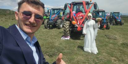 Traktör konvoylu düğün