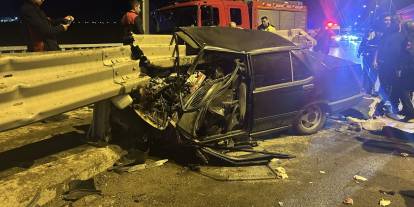Otomobil bariyerlere saplandı, sürücü yaralandı
