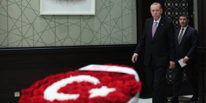 Bahçeli, Kabine Toplantısı'na 102 gül gönderdi