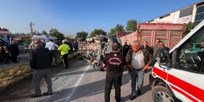 İşçi servis minibüsü ile otomobil çarpıştı; 12 yaralı