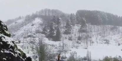 İlkbaharda kış geri döndü: Erzurum'a lapa lapa kar yağdı