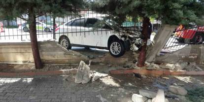 Önce otomobile sonra duvara çarpan araç alev aldı