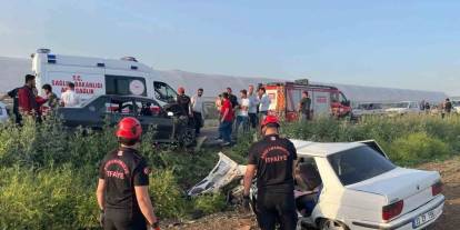 İki otomobil kafa kafaya çarpıştı: 6 yaralı