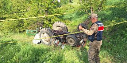 Erzincan’da devrilen traktörün altında kalan sürücü hayatını kaybetti
