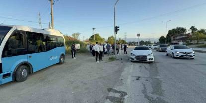 Otomobil ışıklarda duran halk otobüsüne çarptı: 6 yaralı