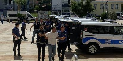 Polise direnip olay yerine çağırdığı arkadaşlarıyla hakaret eden alkollü sürücü tutuklandı