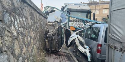 Otomobil, 3 metreden yan sokağa düştü; yaralanan olmadı