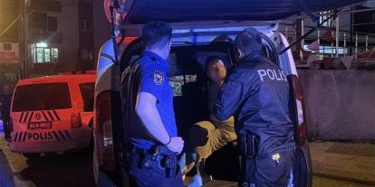 Sevgilisinden ayrılan alkollü kadın, annesini bıçakla rehin aldı
