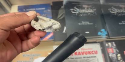 İnternetten aldığı mikrofonun içinden çıkan şey hayretler içinde bıraktı