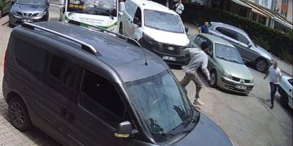 'Camide minibüsünü yıkama' diye uyaran muhtara saldırı kamerada