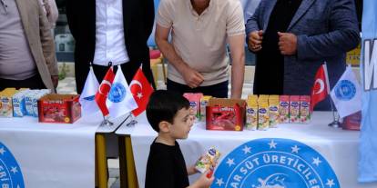 Konya'da ücretsiz süt dağıtıldı