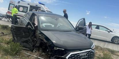 Konya’da otomobil kamyona çarptı