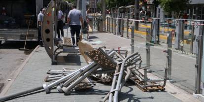 Belediye otobüsü tramvay durağına daldı
