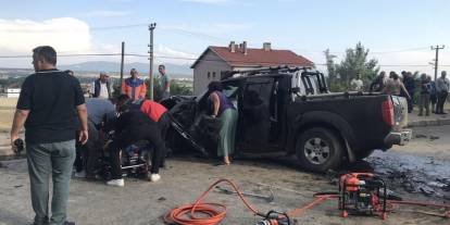 Kamyonet ile otomobil çarpıştı: 1 ölü, 1 yaralı