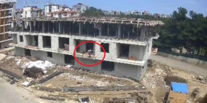 İnşaattan düşen ustanın bacağına demir saplandı!