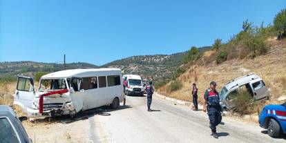 İşçi minibüsü ile hafif ticari araç çarpıştı: 14 yaralı