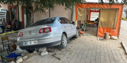 Otomobil, kahvehaneye girdi: 1 ölü