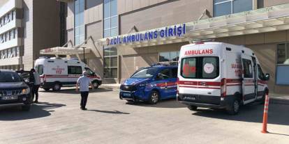 İşçilerin üzerine taş düştü
