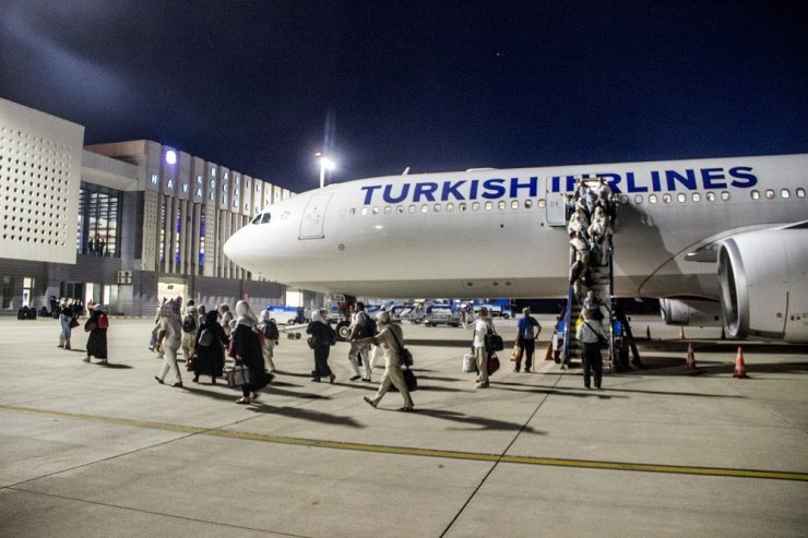 Koca Seyit Havalimanı en büyük misafirini ağırladı Airbus A330 su köprüsü ile karşılandı