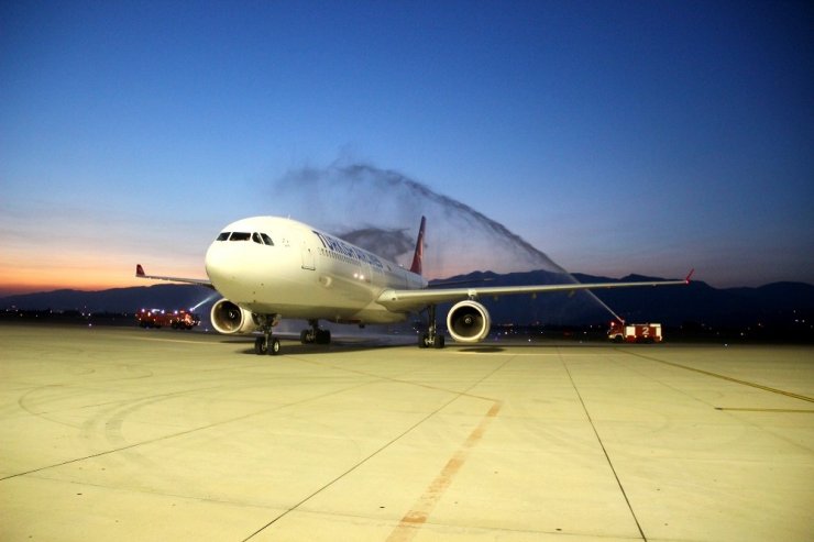 Koca Seyit Havalimanı en büyük misafirini ağırladı Airbus A330 su köprüsü ile karşılandı