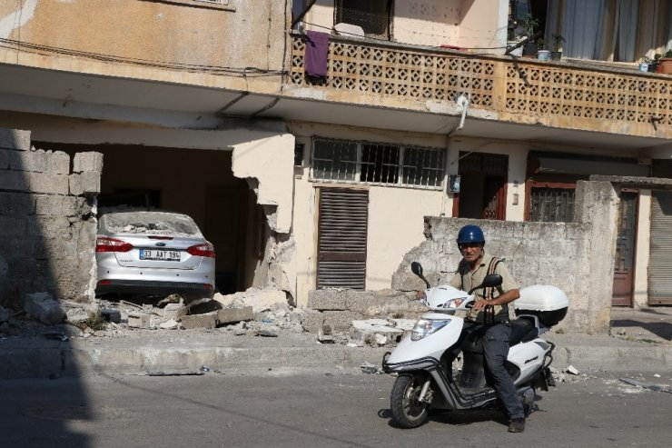 Mersin'de bir sÃ¼rÃ¼cÃ¼, fren yerine gaza basÄ±nca eve girdi. Korku dolu anlarÄ±n yaÅandÄ±ÄÄ± olayda, Åans eseri evde yaÅayan bir kiÅi hafif yaralandÄ±. ile ilgili gÃ¶rsel sonucu