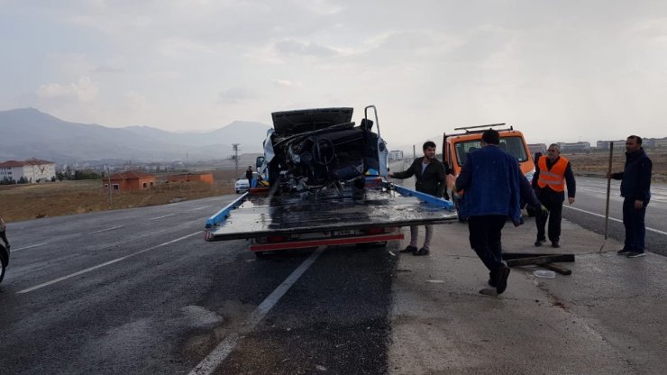 Kayseri'nin Develi ilçesinde tırın çarptığı otomobil 2'ye bölünürken, kazada 1 kişi hayatını kaybetti. ile ilgili görsel sonucu