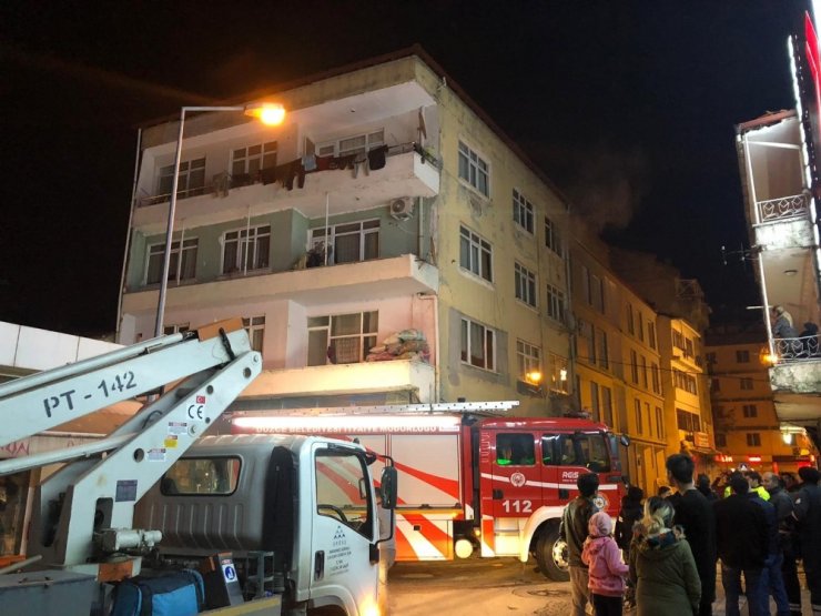 Binanın 4. katında çıkan yangın mahalleliyi sokağa döktü