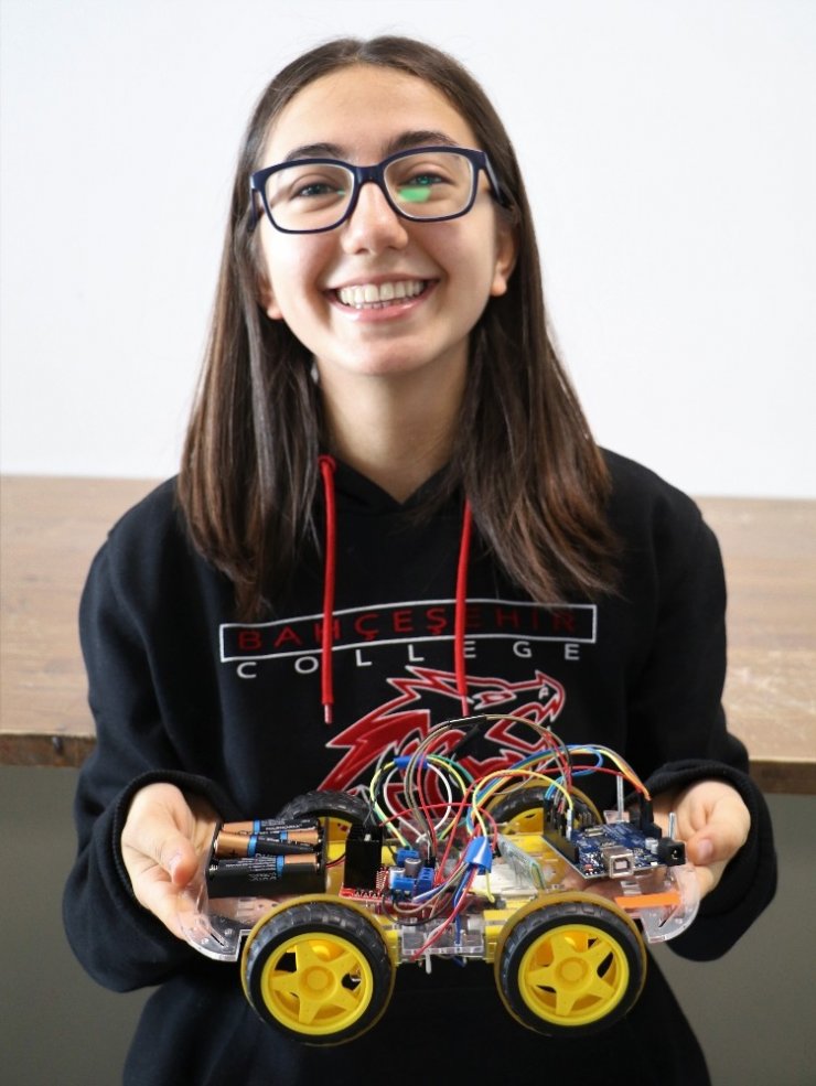 14 yaşındaki kız öğrenciler ’yangın söndürme robotu’yla dünya ikincisi oldu