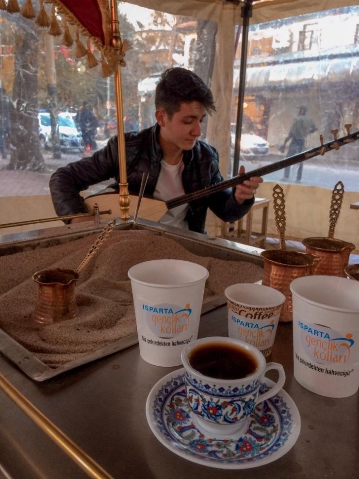 AK Partili gençlerden Dünya Türk Kahvesi Günü’nde 40 yıllık ikram
