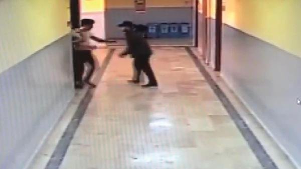Okul koridorunda dehşet anları; silahlı öğrenci böyle yakalandı