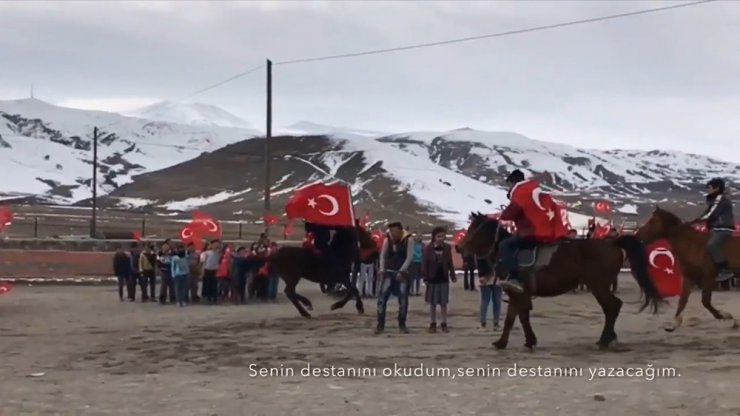 Öğrencilerin at sırtında Türk bayraklı klibi binlerce beğeni aldı