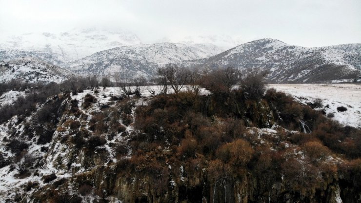 Girlevik Şelalesi, kış aylarında karla bir başka güzel