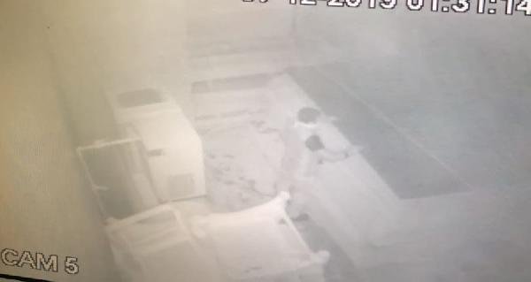 İş yeri sahibini gören hırsızların kamyonetlerini bırakarak kaçtığı an kamerada
