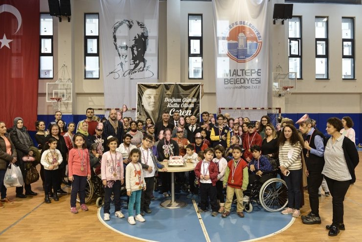 Engelli öğrenciler Ceren Özdemir’i doğum gününde andı