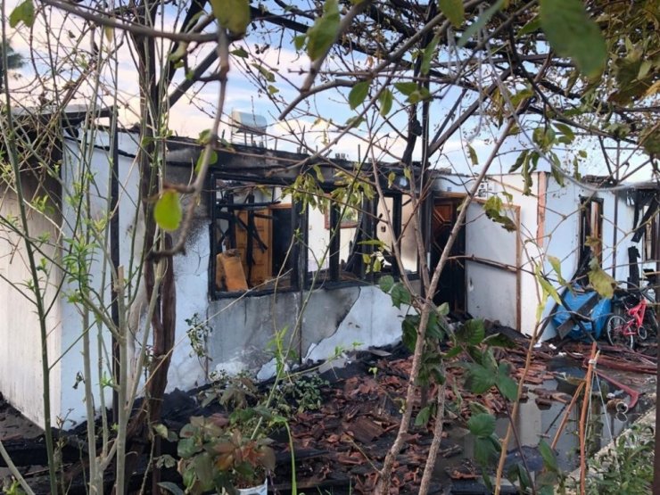 Antalya’da çıkan yangında 2 ev kullanılamaz hale geldi