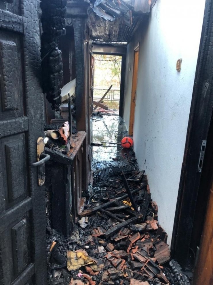 Antalya’da çıkan yangında 2 ev kullanılamaz hale geldi