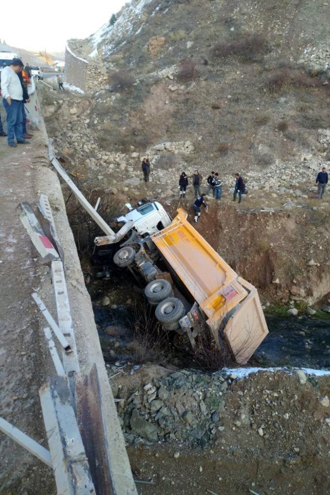 Hafriyat kamyonu köprüden düştü: 1 ölü