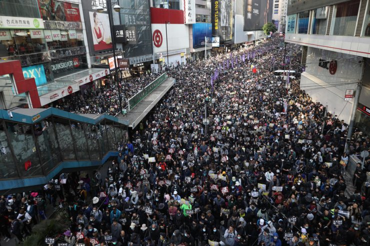 Hong Kong’ta gösterilerin 6. ayında binlerce kişi yine sokaklarda