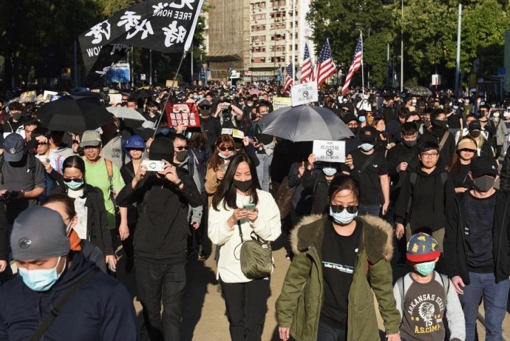 Hong Kong’ta gösterilerin 6. ayında binlerce kişi yine sokaklarda