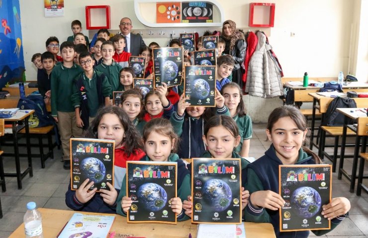 Başkan Kavuş, Bilim Kurdu Dergisi’ni öğrencilere dağıttı