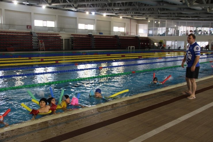 ‘Yüzme Bilmeyen Kalmasın’ projesiyle 1 milyon öğrenci yüzmeyi öğrenecek