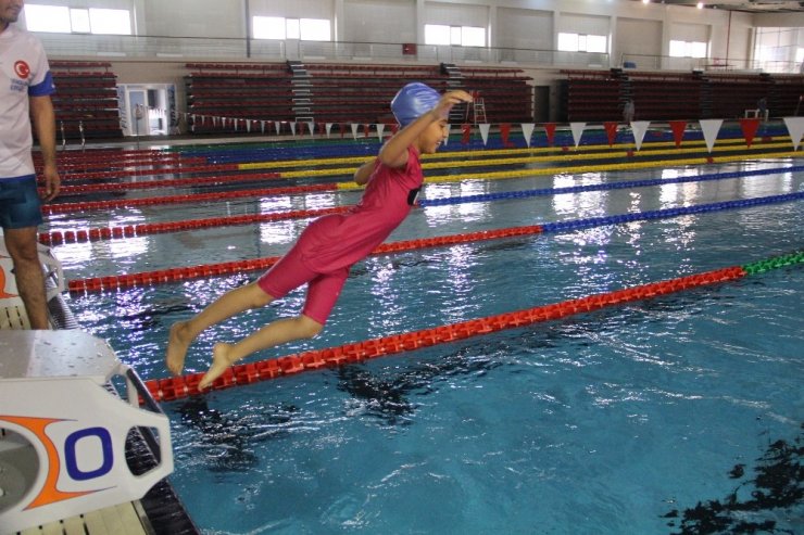 ‘Yüzme Bilmeyen Kalmasın’ projesiyle 1 milyon öğrenci yüzmeyi öğrenecek