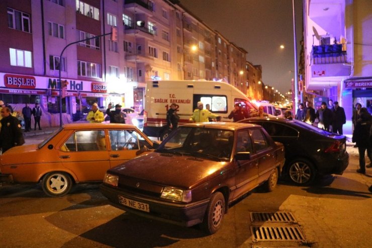 Sivas’ta 4 kişinin yaralandığı kaza güvenlik kamerasına yansıdı