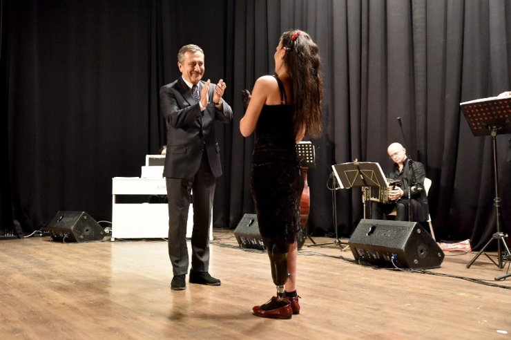 Festivalin açılış dansı Başkan Ataç ve Derya’dan